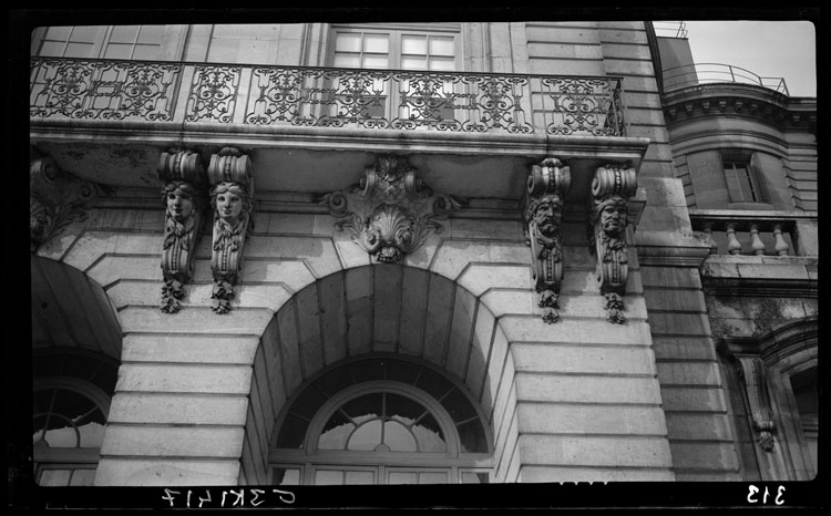 Façade du château : mascarons sculptés