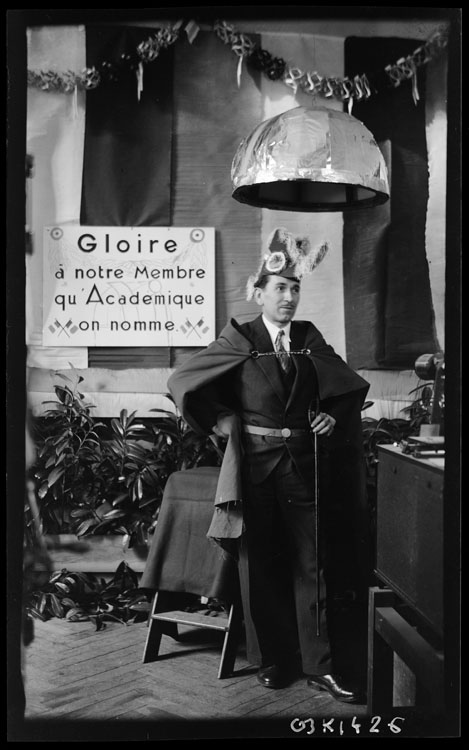 Célébration suite à l’élection à l’Académie des Sciences de Bernard Lyot : Bernard Lyot en tenue d’académicien dans son laboratoire