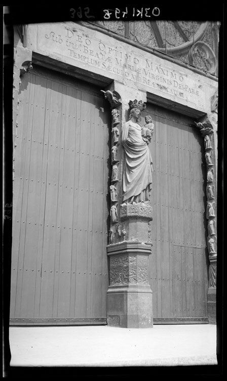 Façade ouest, trumeau du portail central : Vierge à l'Enfant