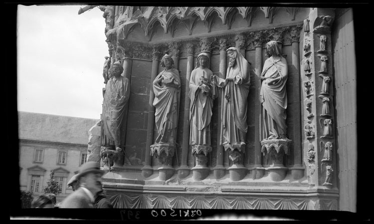 Portail central de la façade ouest : statues de l'ébrasement gauche