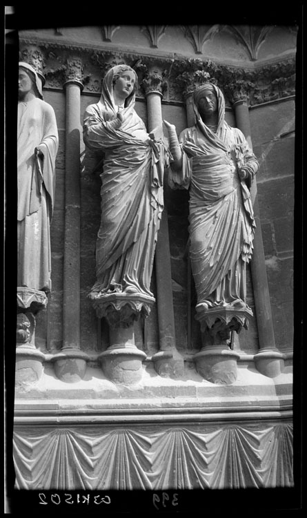 Portail central de la façade ouest, ébrasement droit : groupe de la Visitation, statues de la Vierge et de sainte Élisabeth