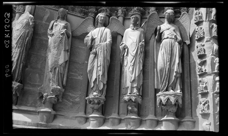 Portail nord de la façade ouest : statues de saint Nicaise et de l'Ange au sourire