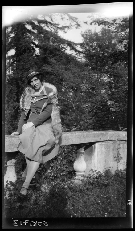 Marguerite Baldet assise sur une balustrade de la terrasse