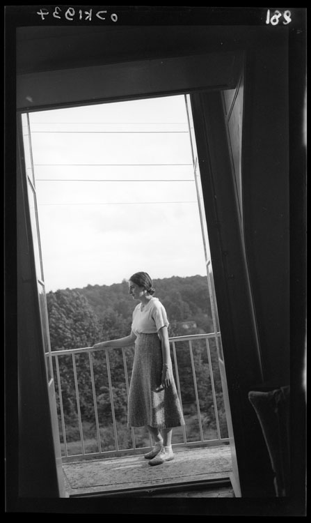 Jeanne Baldet sur le balcon de l’appartement familial