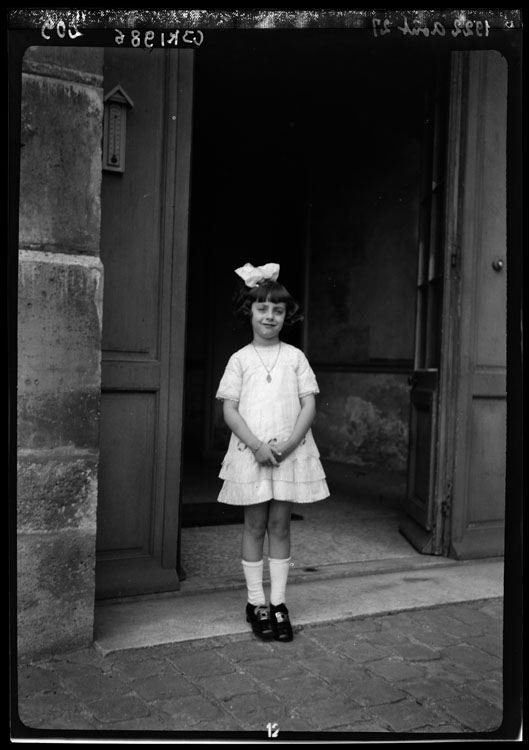 Jeannette Baldet devant la porte du château