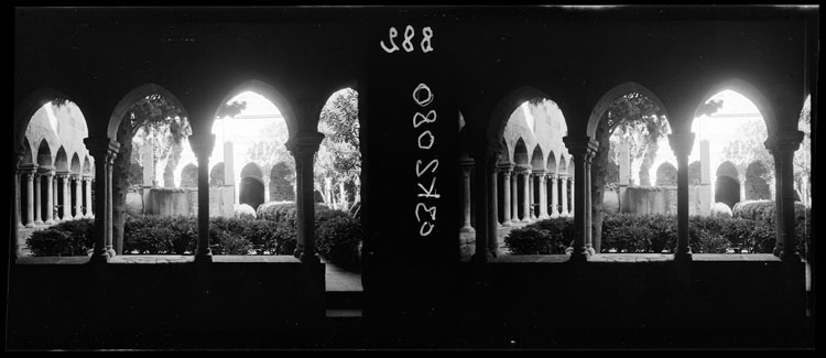 Cloître : galerie du rez-de-chaussée, jardin et puits