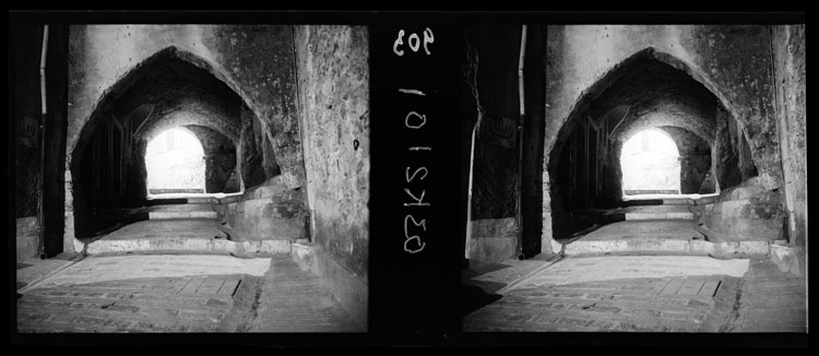 La nuit : rue sous la voûte, côté montée