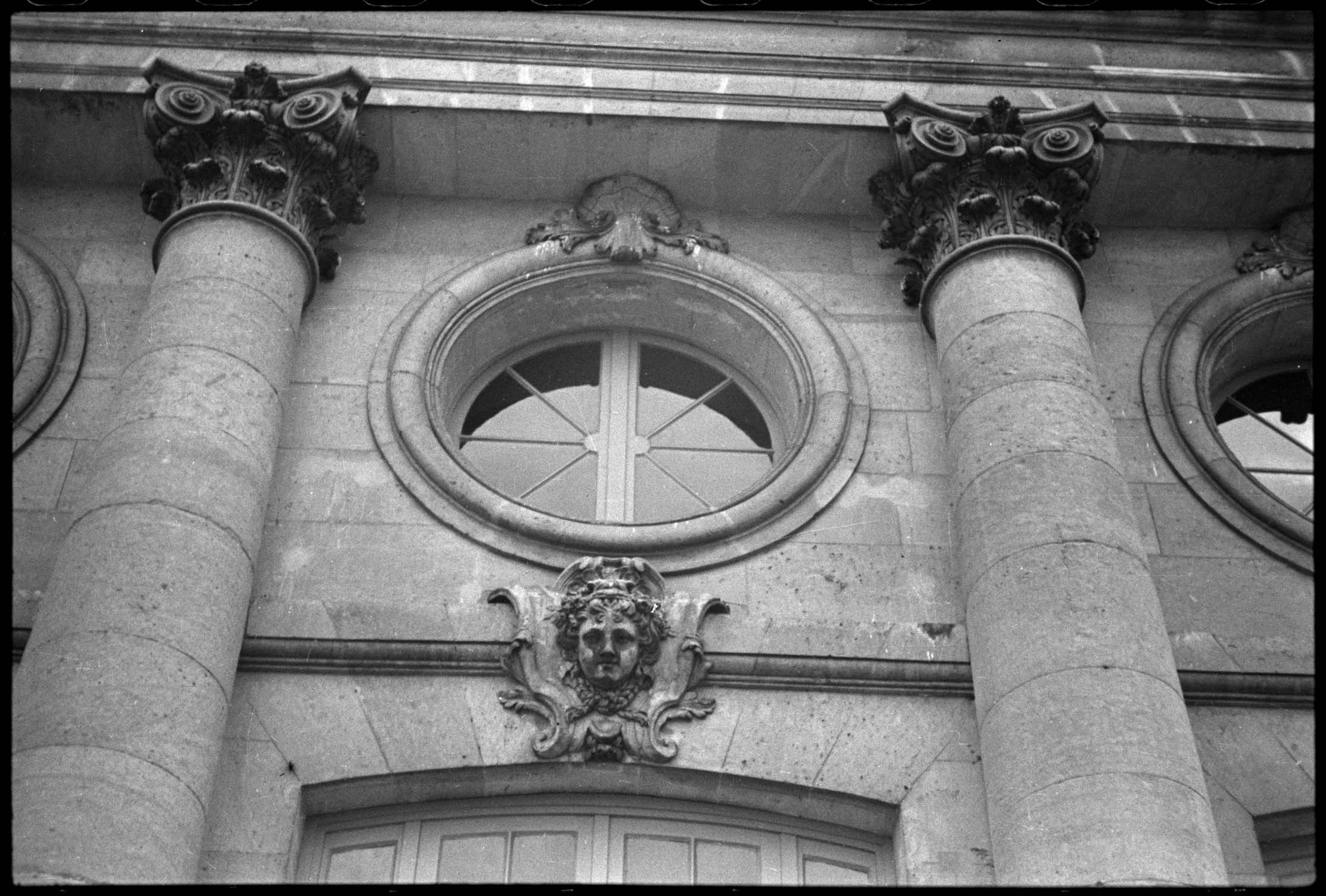 Façade de la grande coupole : tête sculptée et oeil-de-boeuf