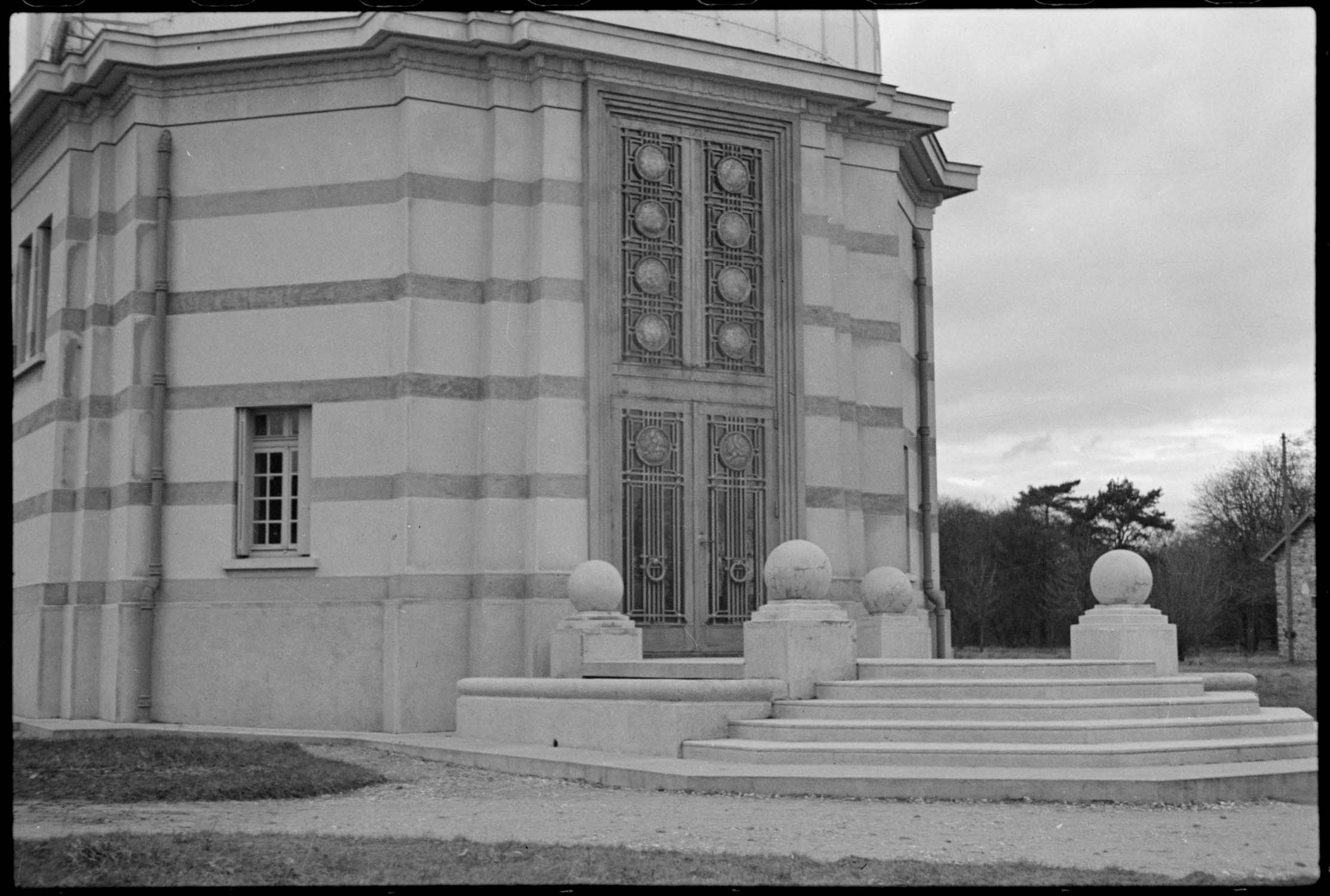 Façade de la table équatoriale : escalier et porte d’entrée