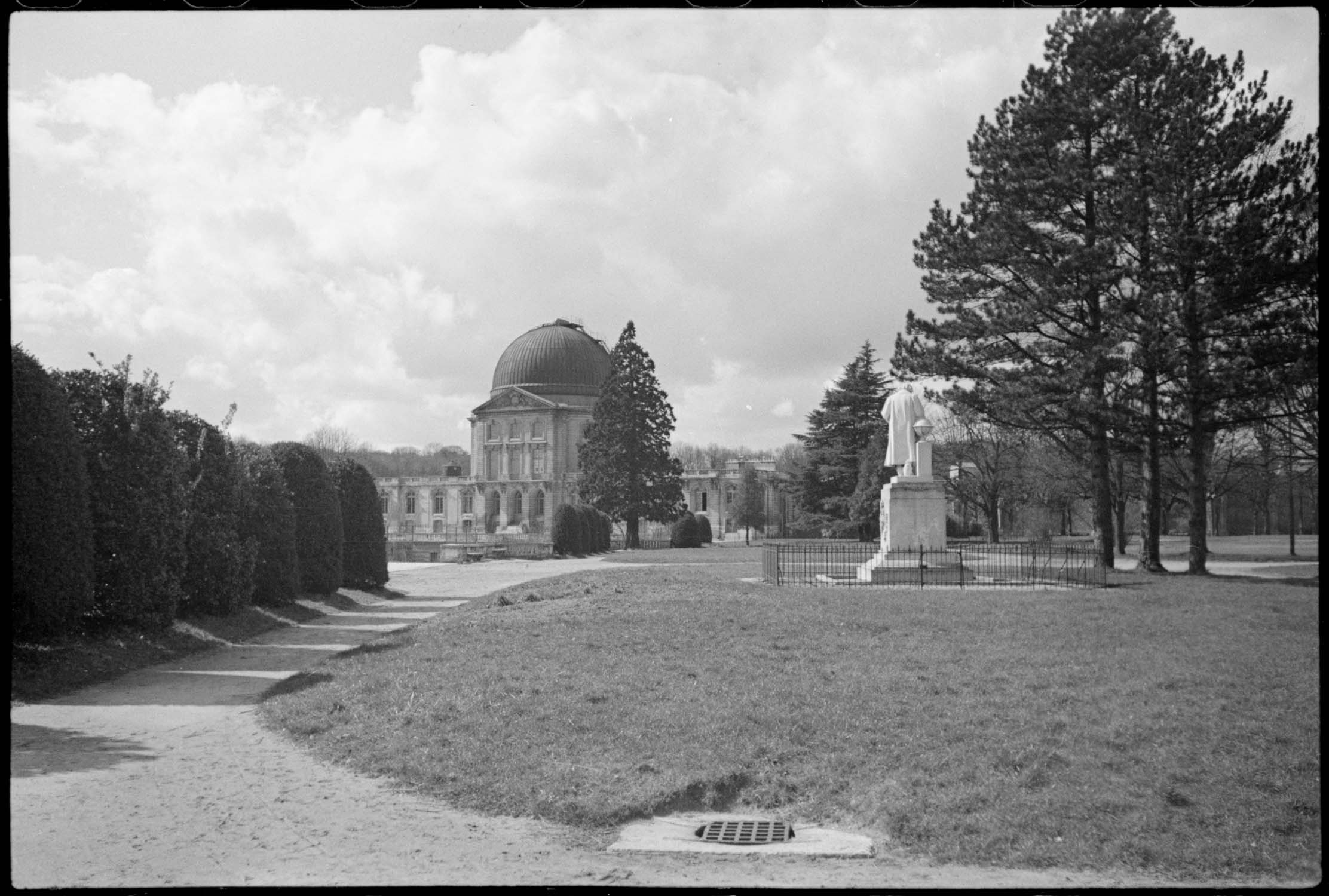 Première terrasse de l’observatoire : arrière de la statue de Janssen et grande coupole