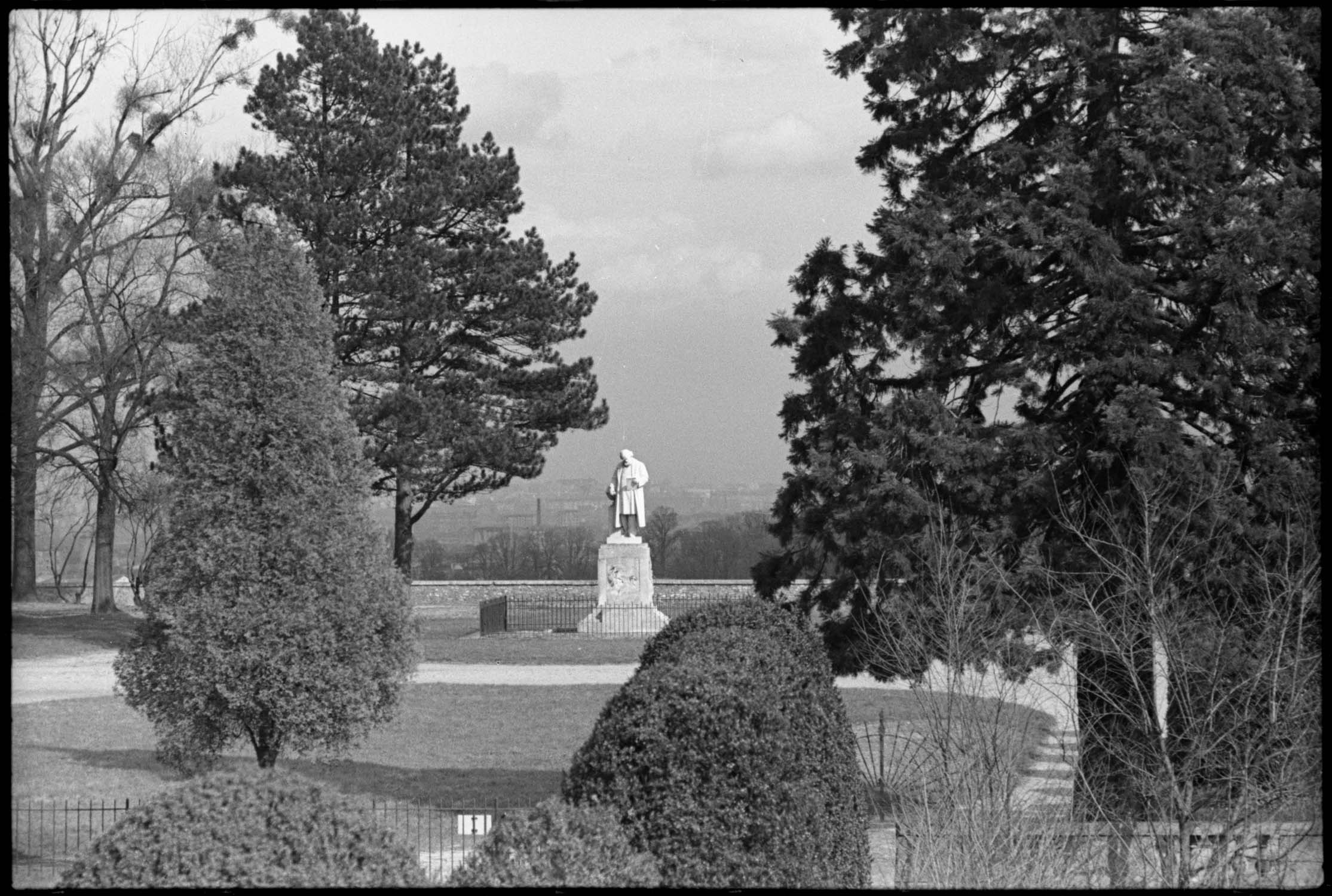 Première terrasse de l’observatoire : statue de Janssen