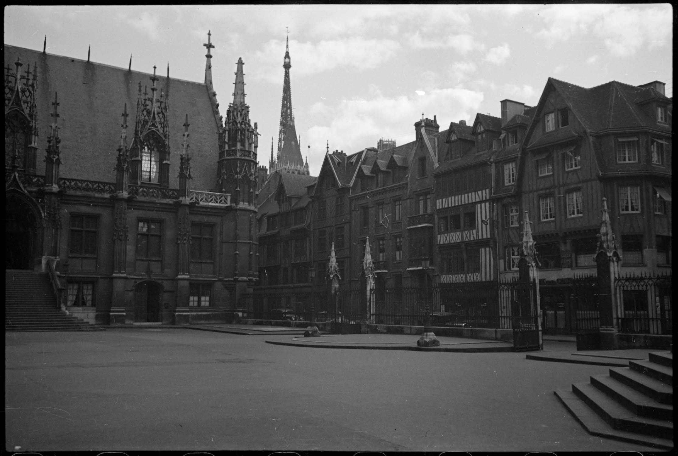 Façade latérale et maisons attenantes