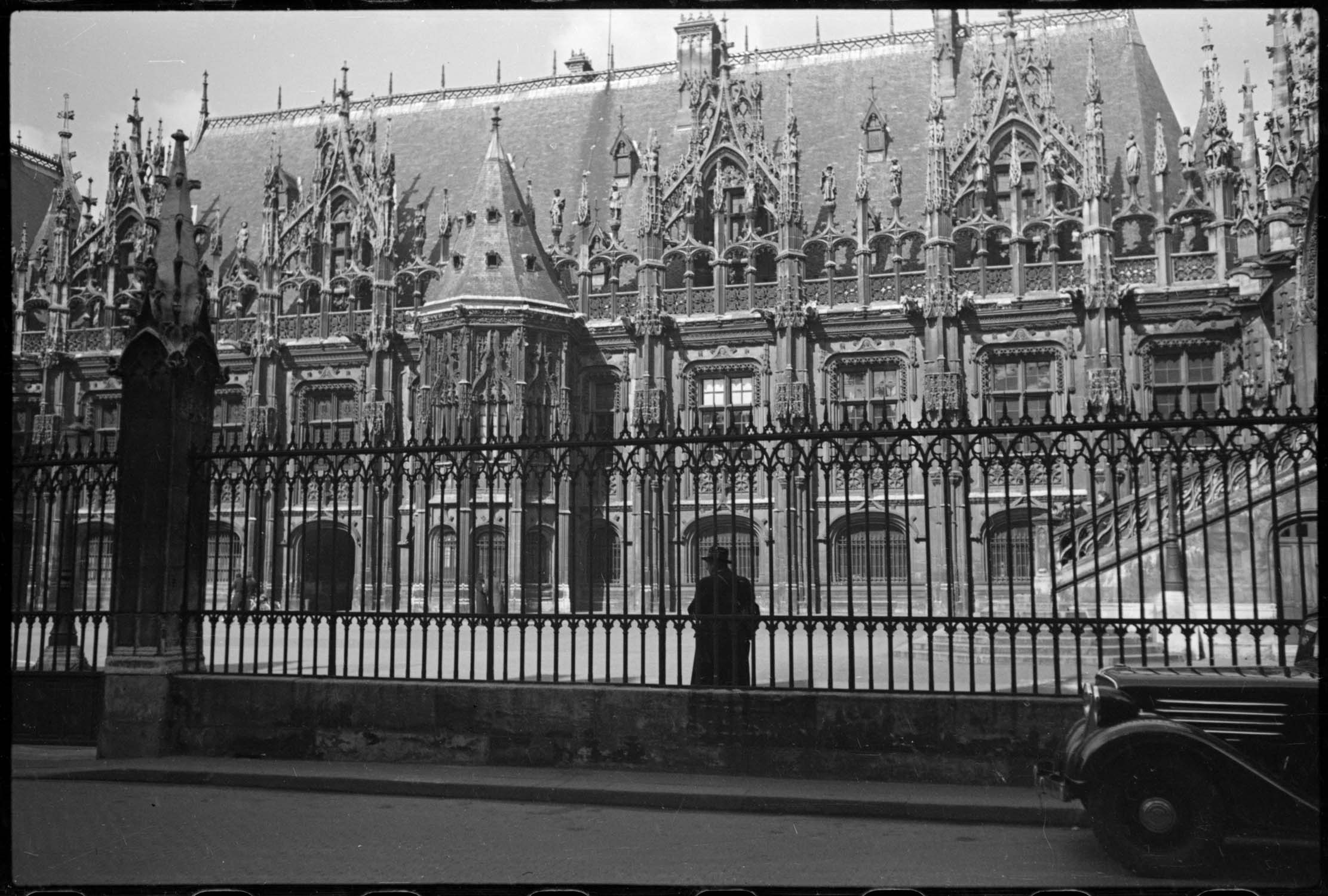 Façade principale à travers les grilles