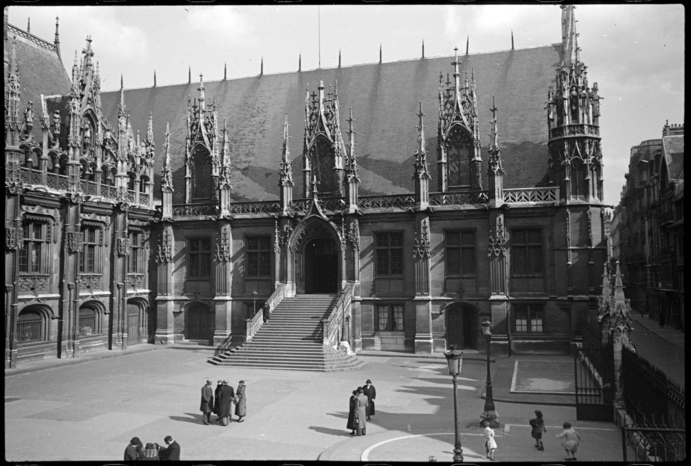 Façade et escalier d’entrée