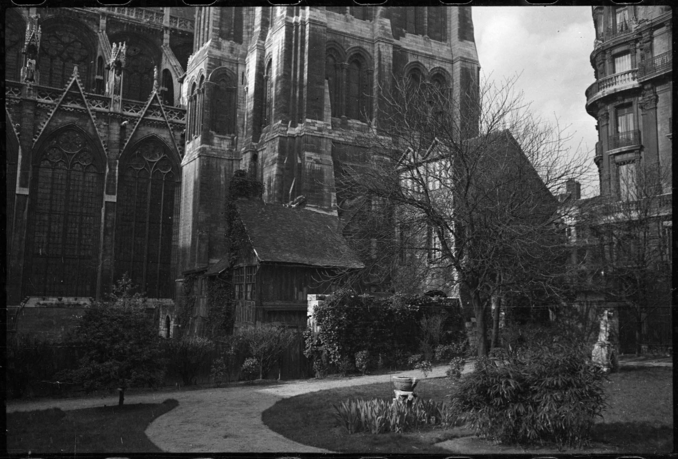 Maisons accolées à la cathédrale dans le jardins de l’archevêché