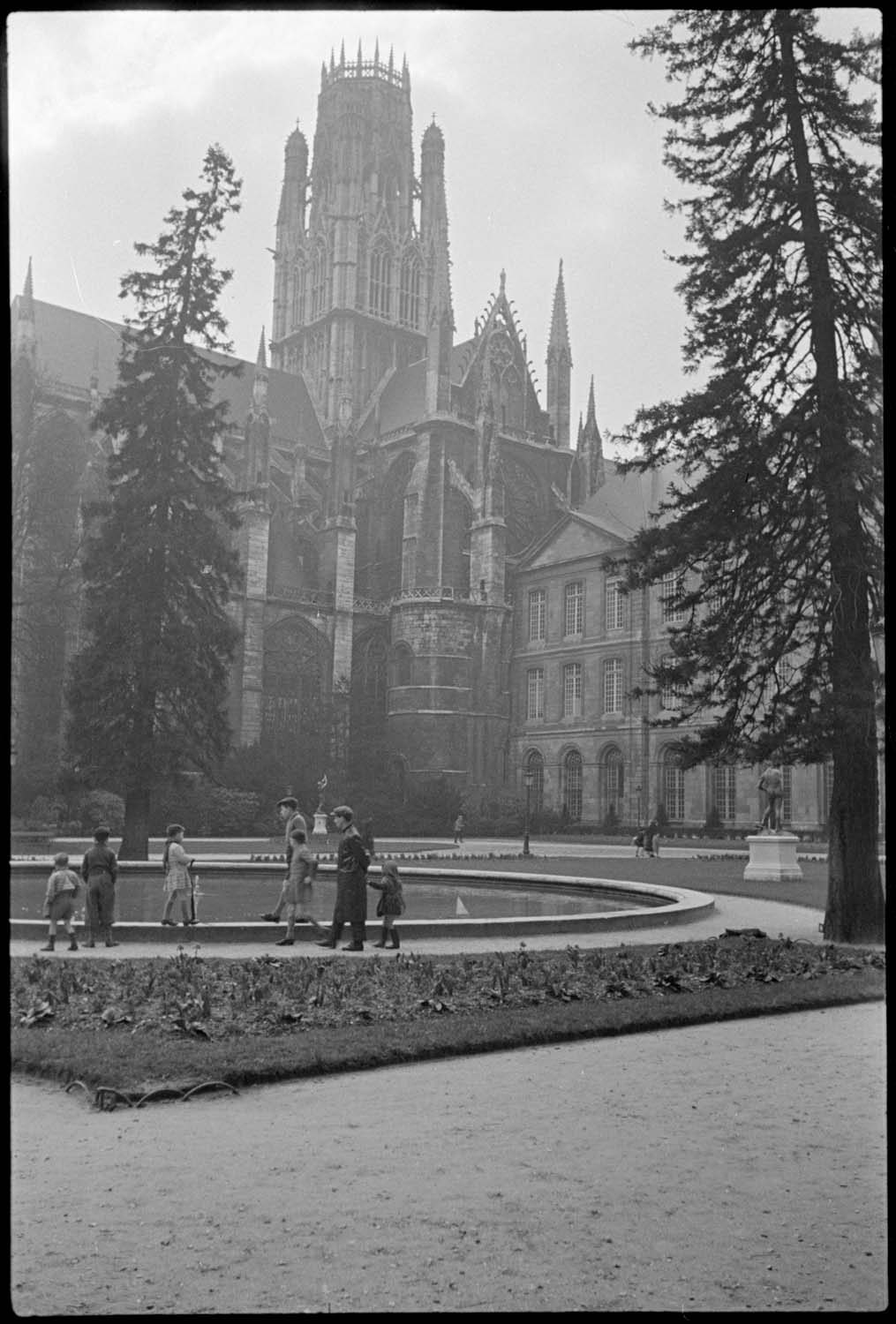 Église et clocher vu des jardins attenants