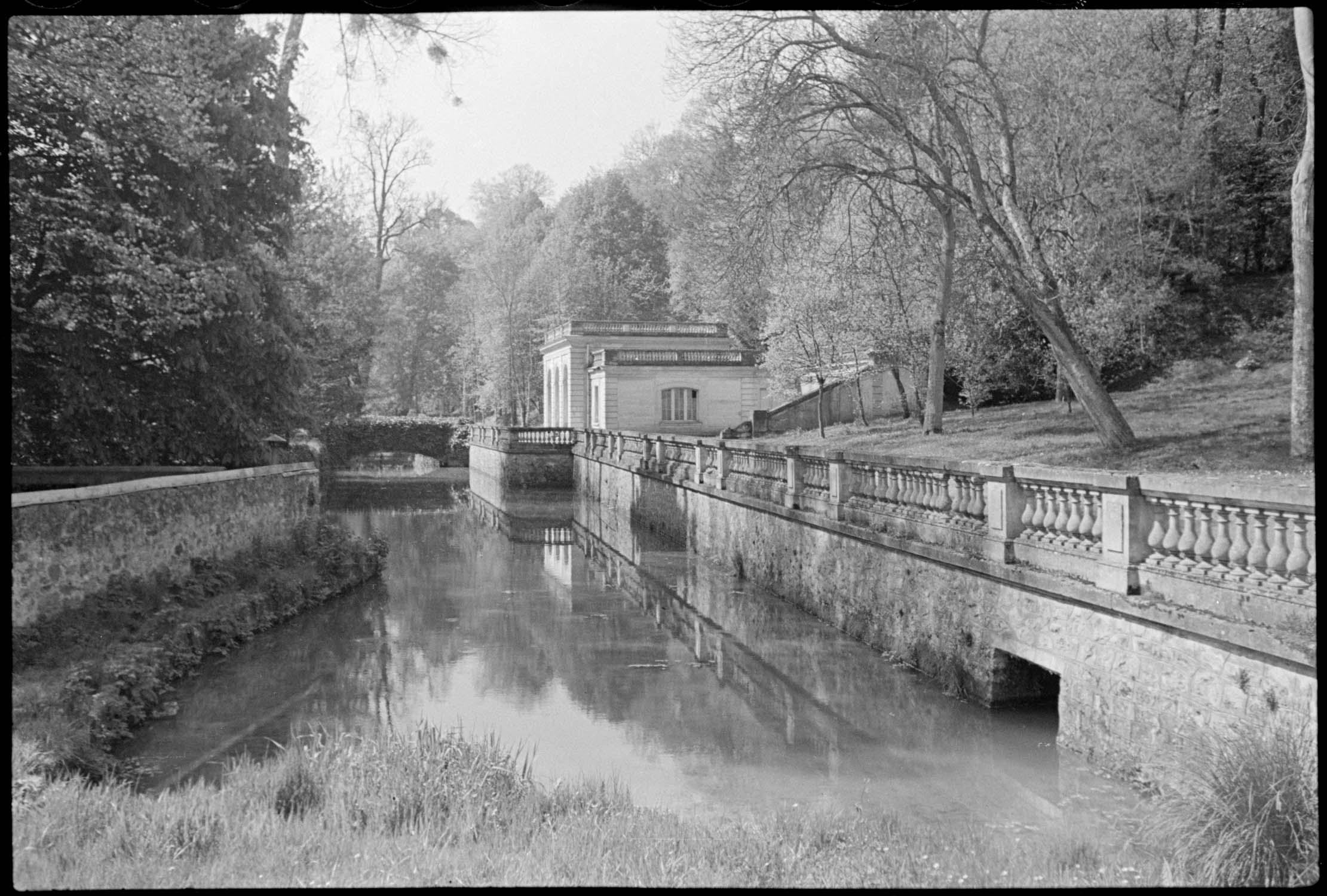 Cours d’eau et petit pavillon