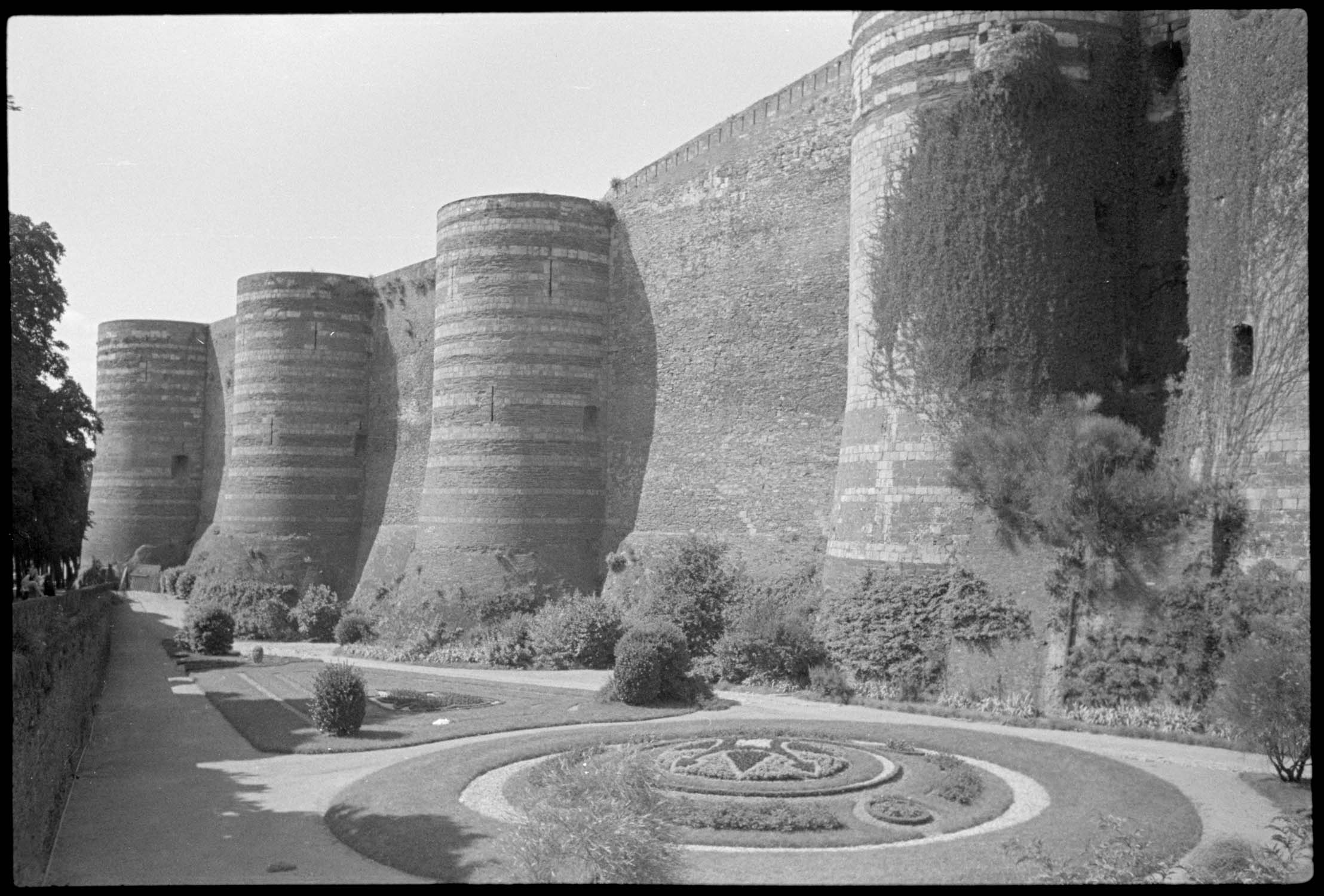 Remparts sud et jardins dans les fossés