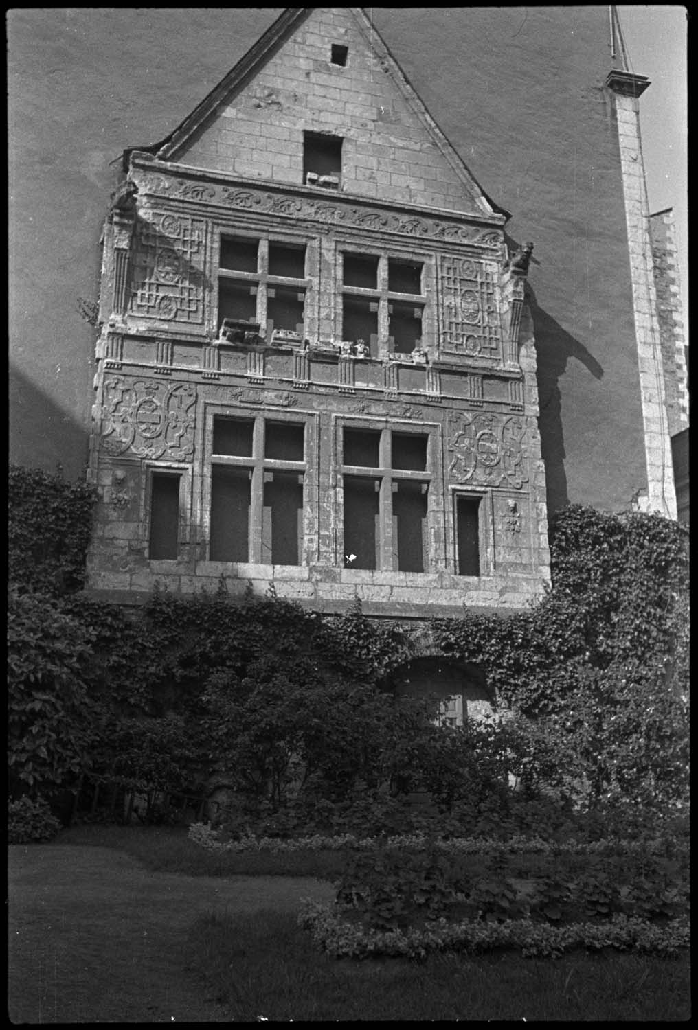 Façade transportée dans la cour, provenant de la maison dite du Vert-Galant, rue Saint-Laud