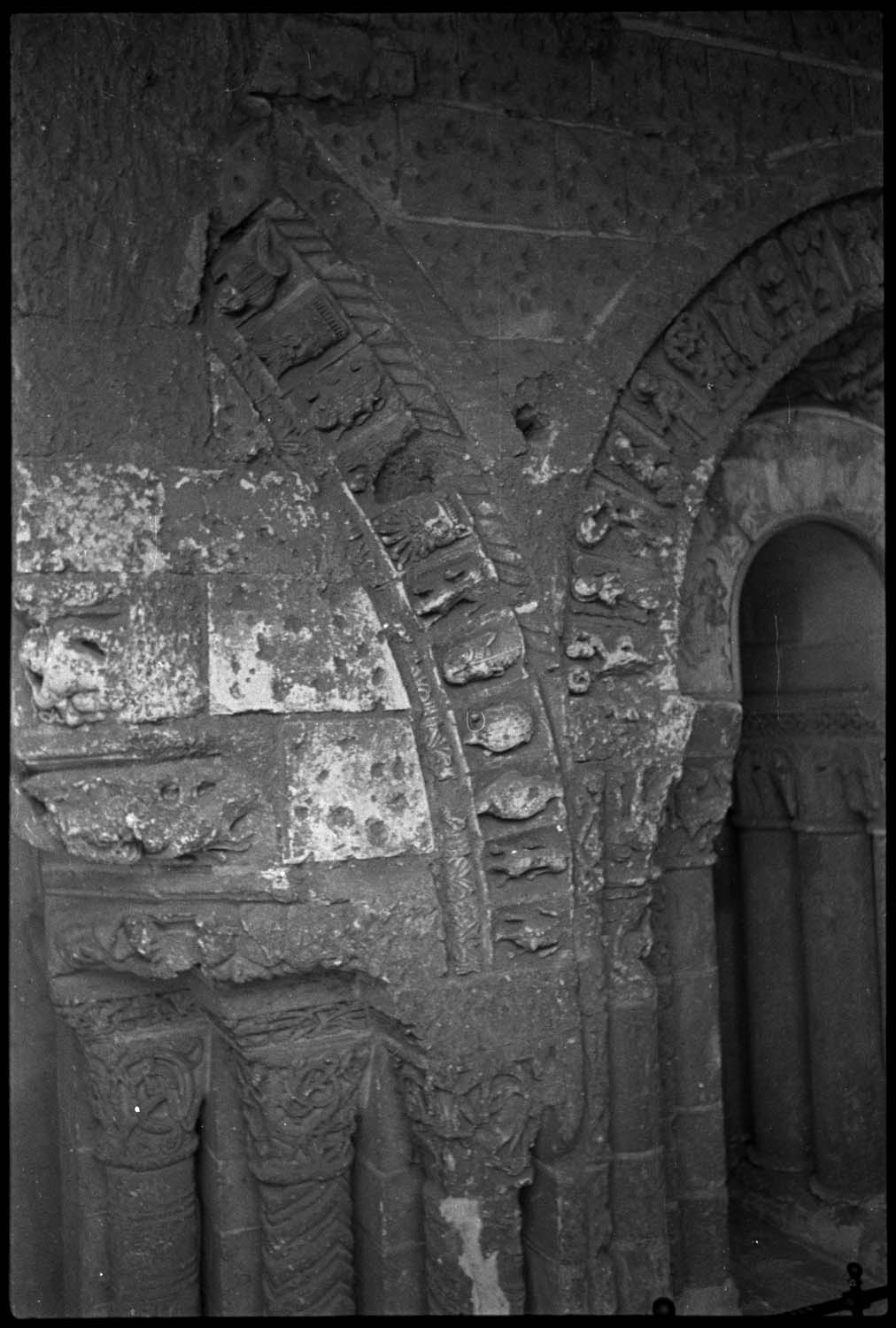 Galerie du cloître : détail de motifs sculptés