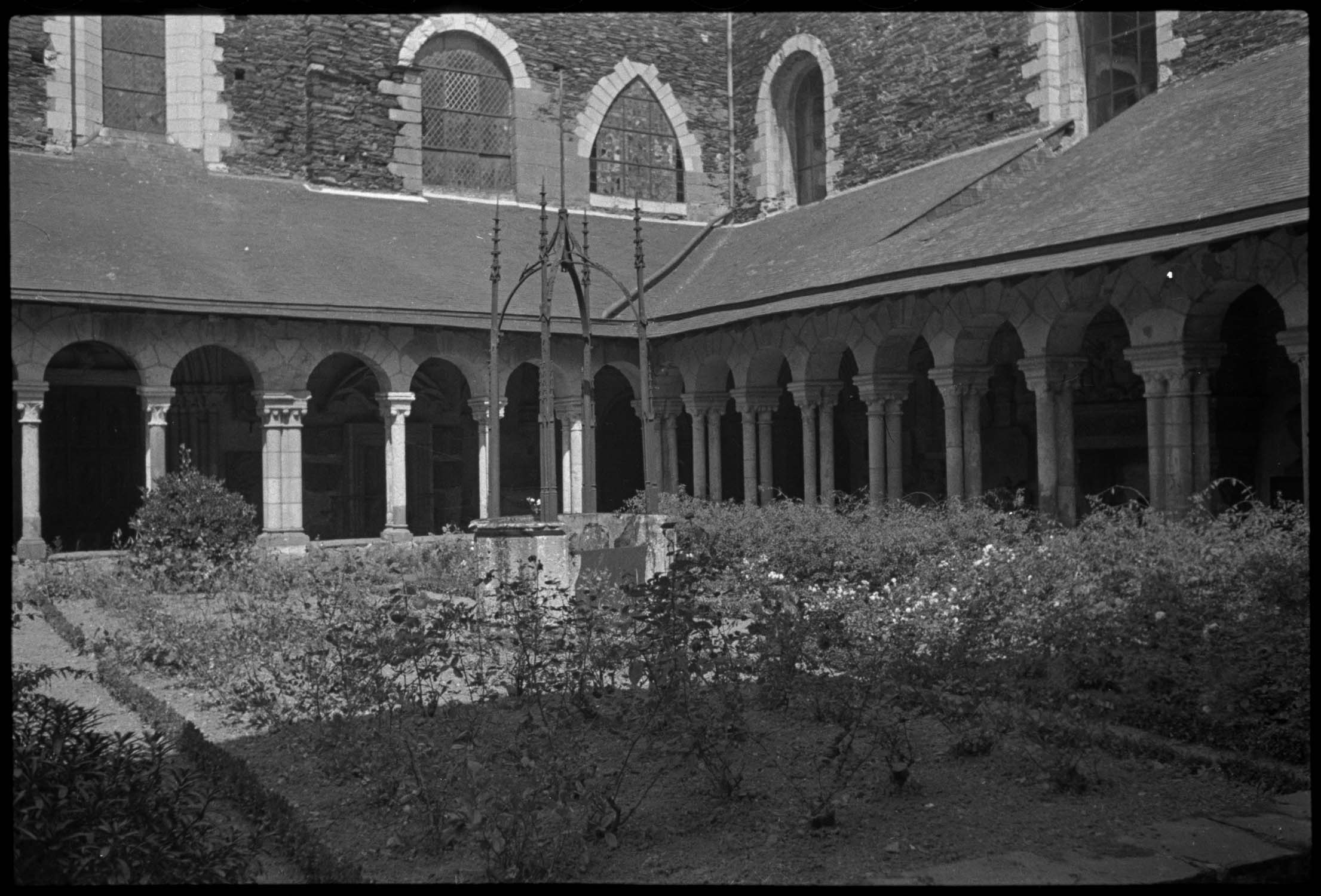 Cloître : puits, jardin et arcades