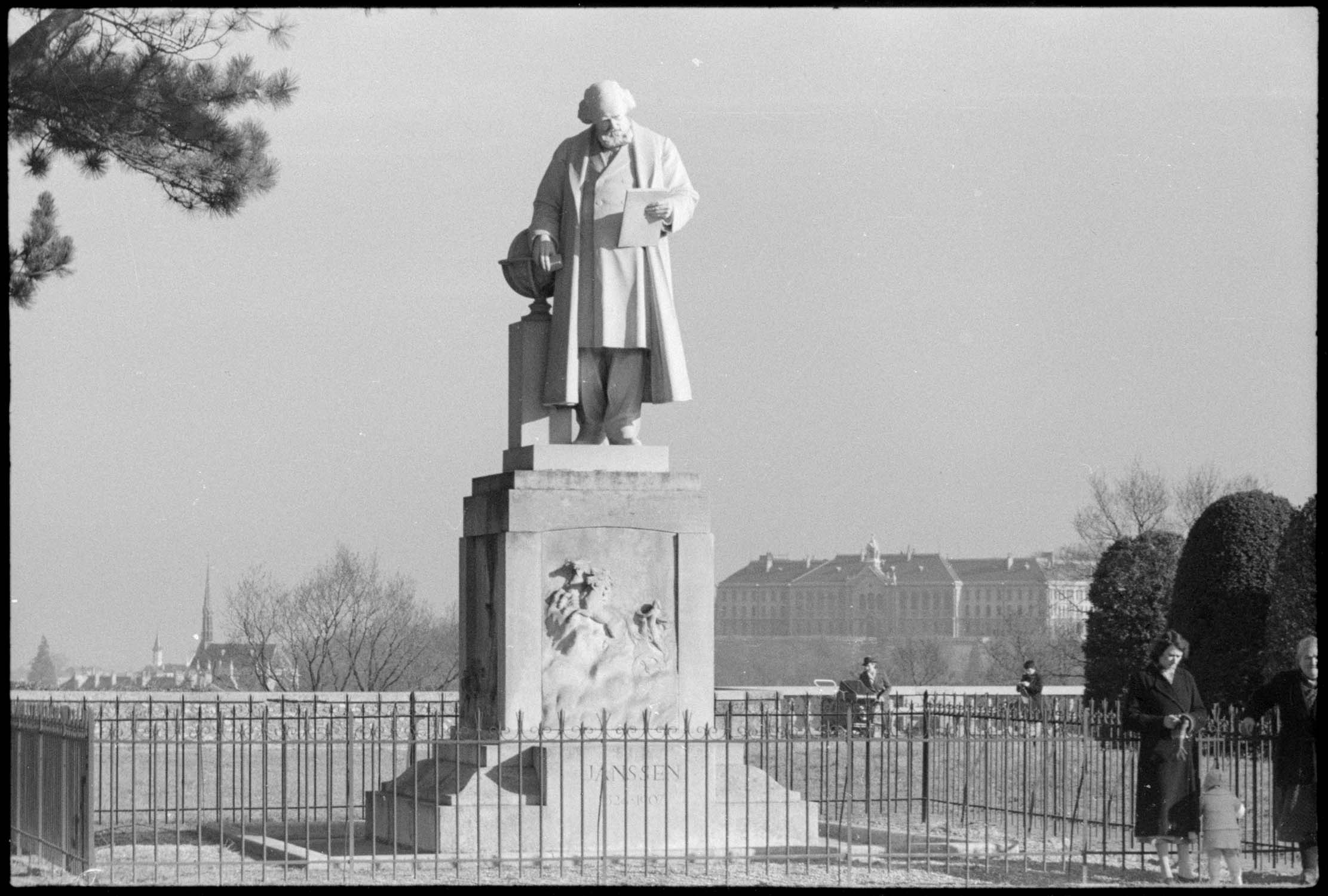 Première terrasse de l’observatoire : statue de Janssen