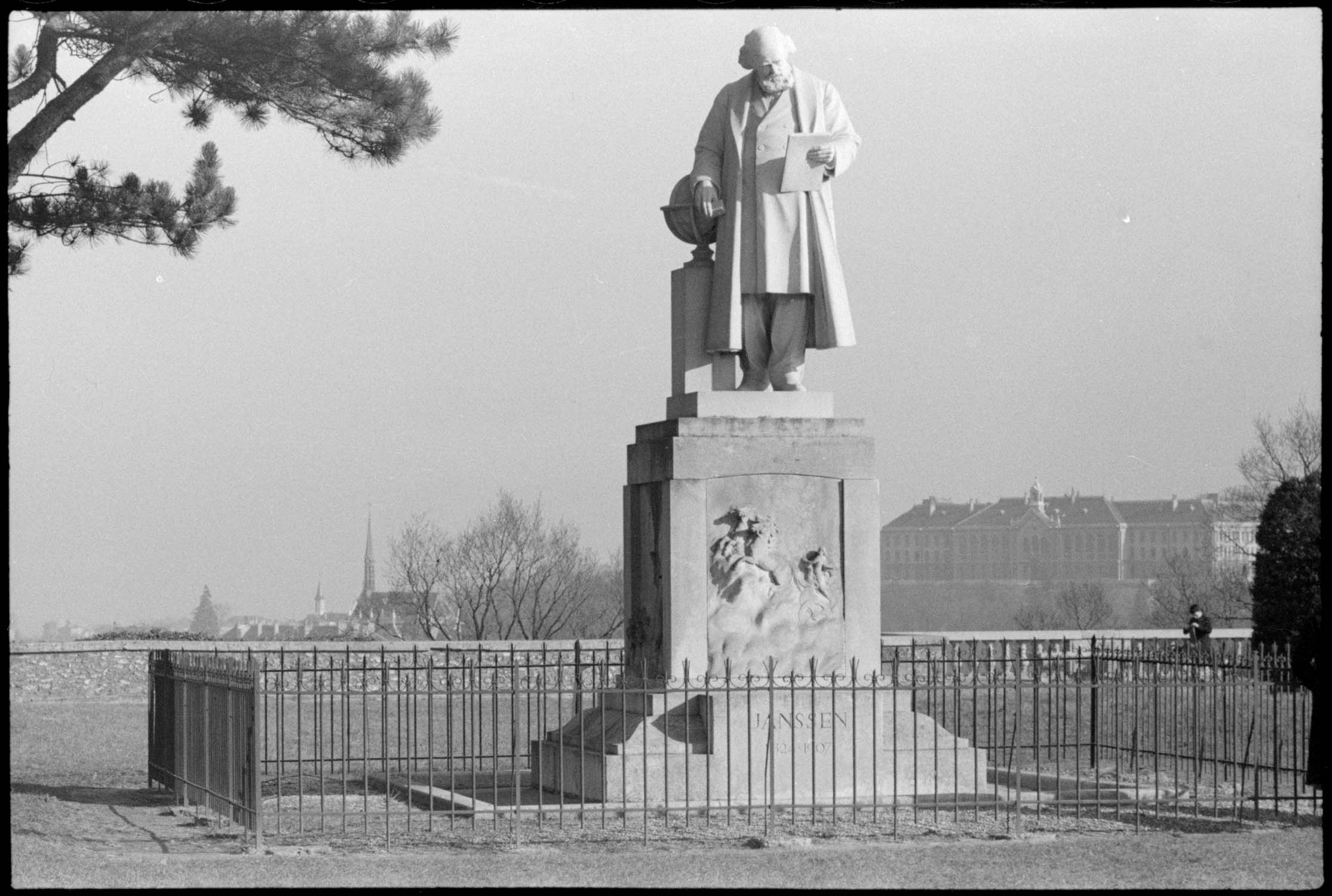 Première terrasse de l’observatoire : statue de Janssen