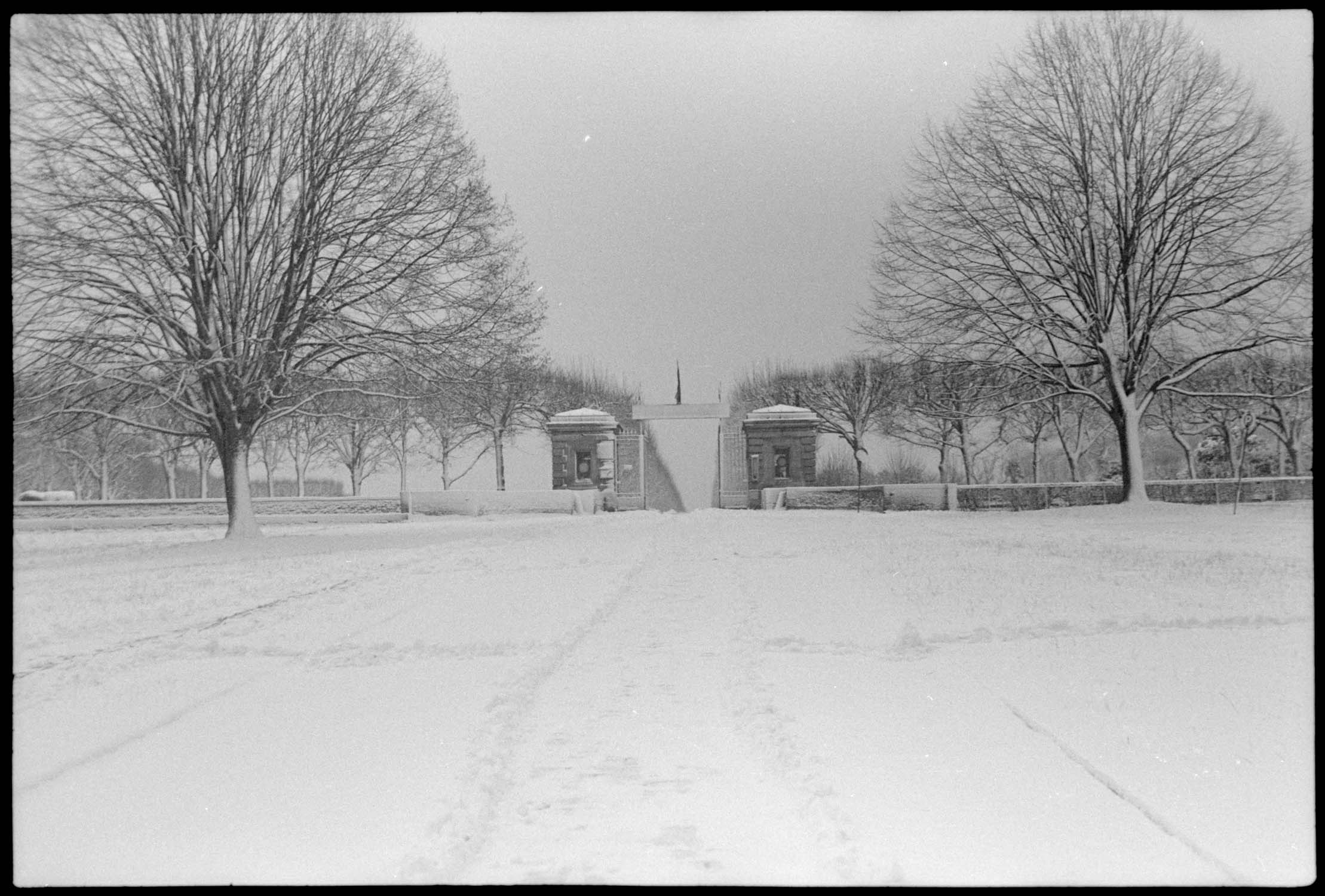 Entrée de l’observatoire sous la neige