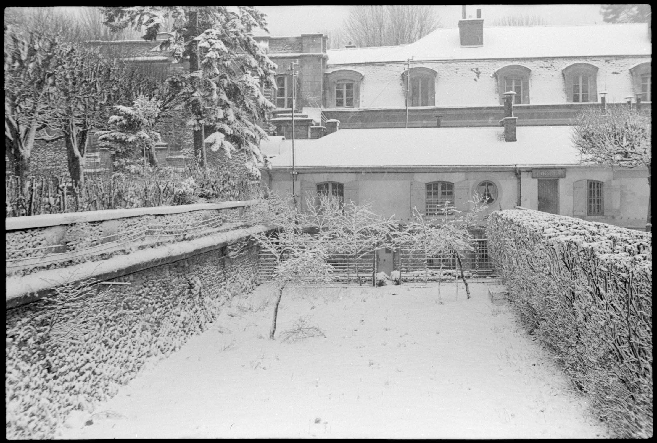 Fossé des communs immaculé de neige