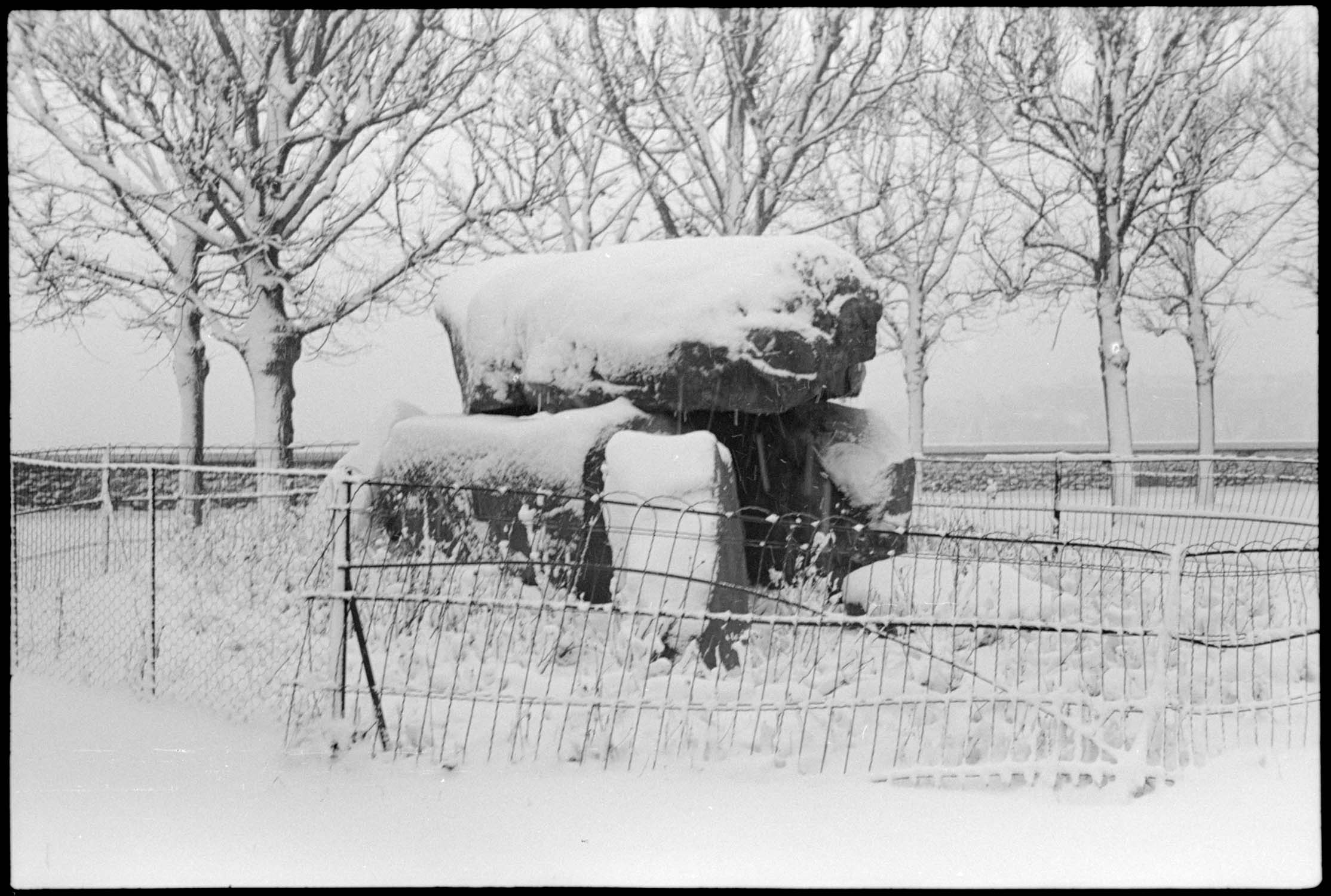 Dolmen couvert de neige