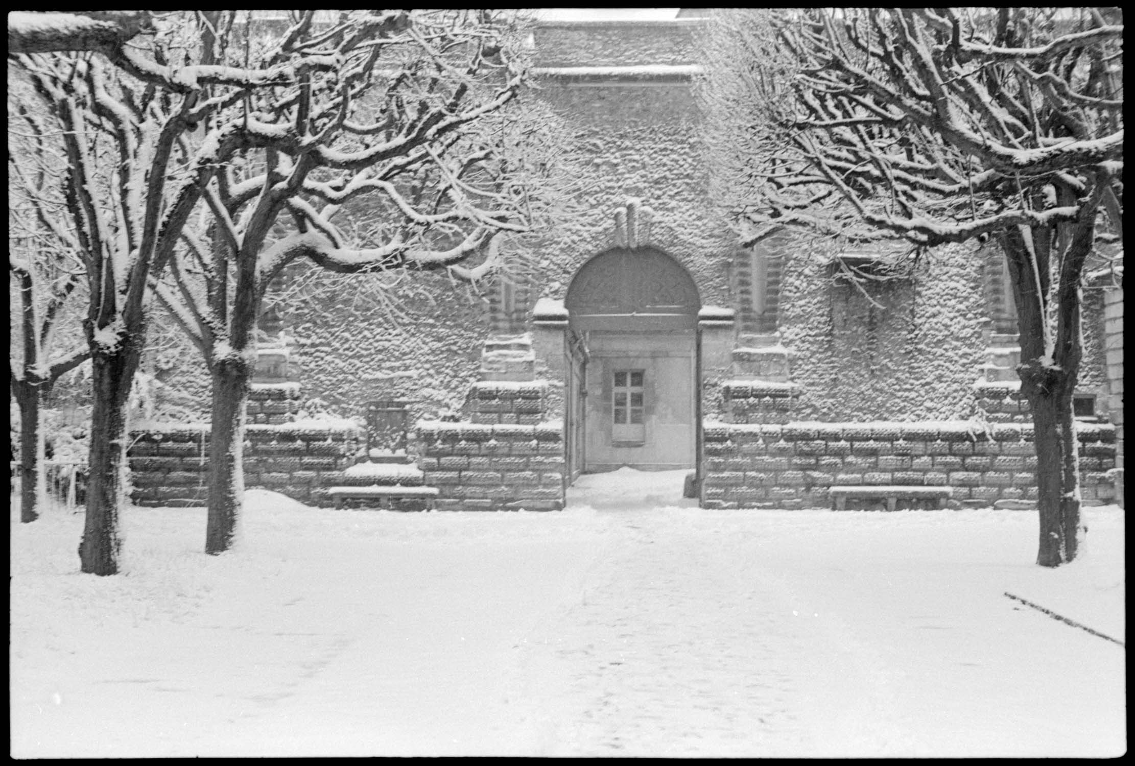 Neige : porte d’entrée de la première cour