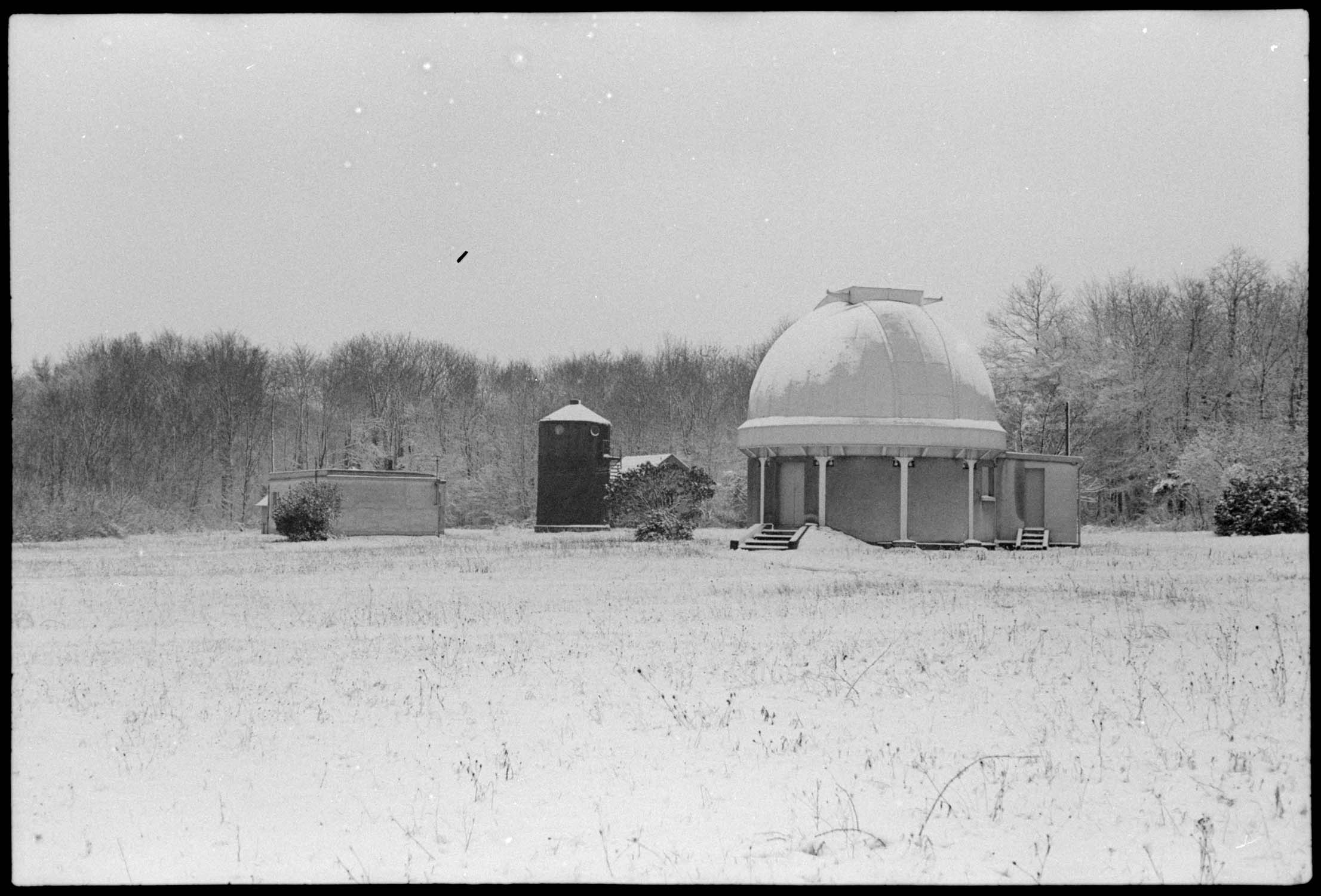 Neige : coupole du télescope et petit sidérostat