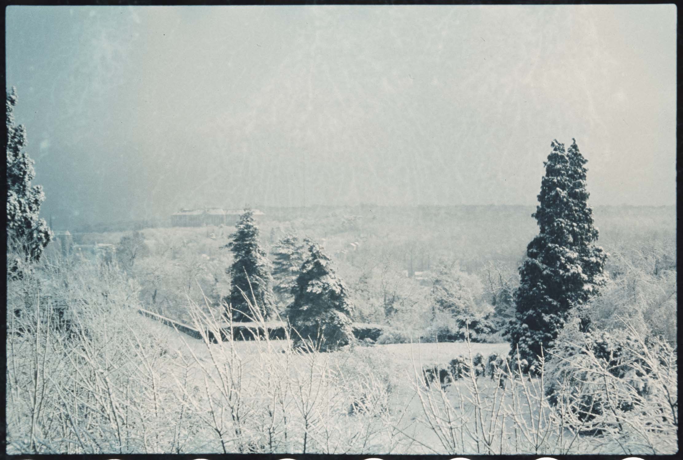 Neige : première terrasse de l’observatoire et orphelinat Saint-Philippe