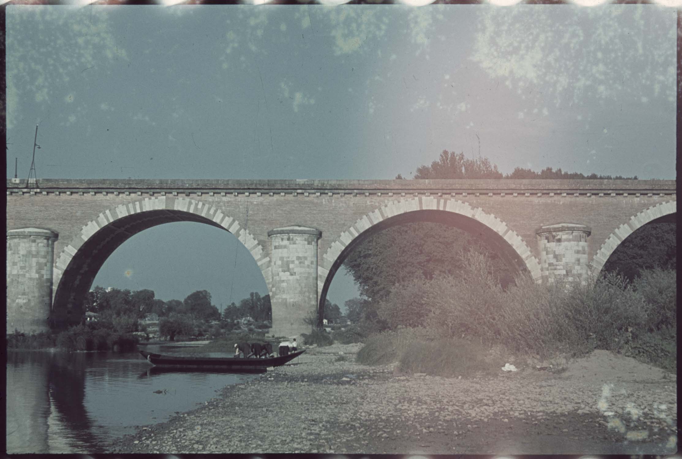 Pont et bateliers à la tâche