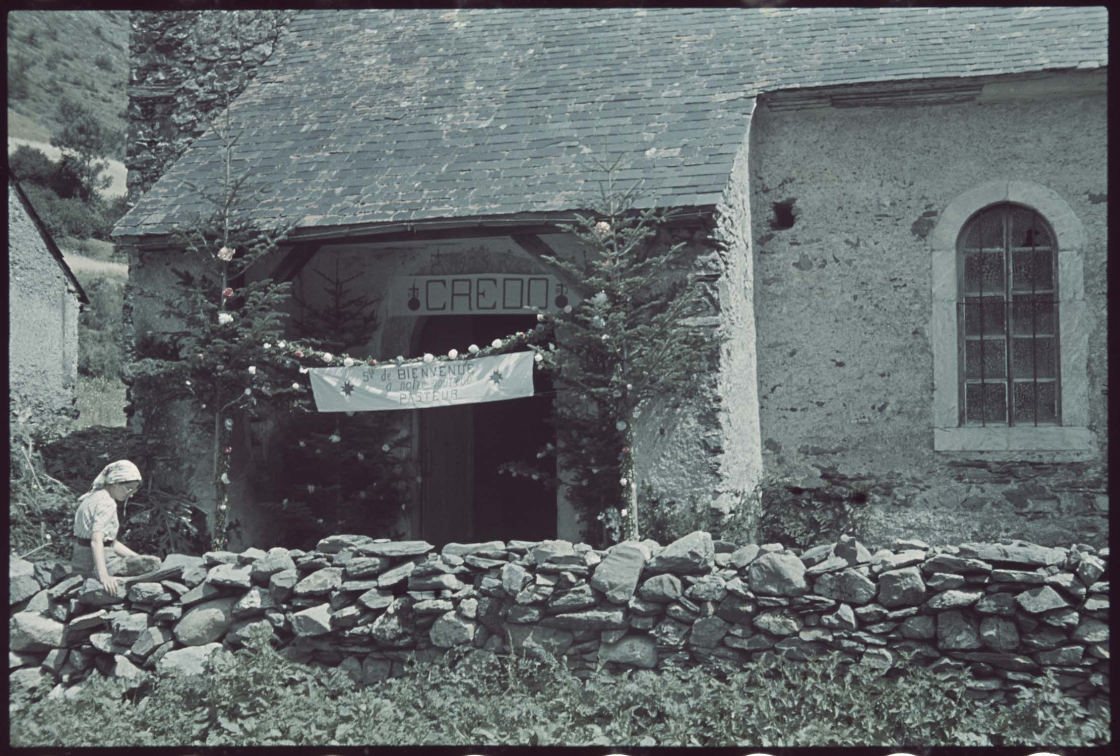 Porche latéral décoré de guirlandes et banderoles