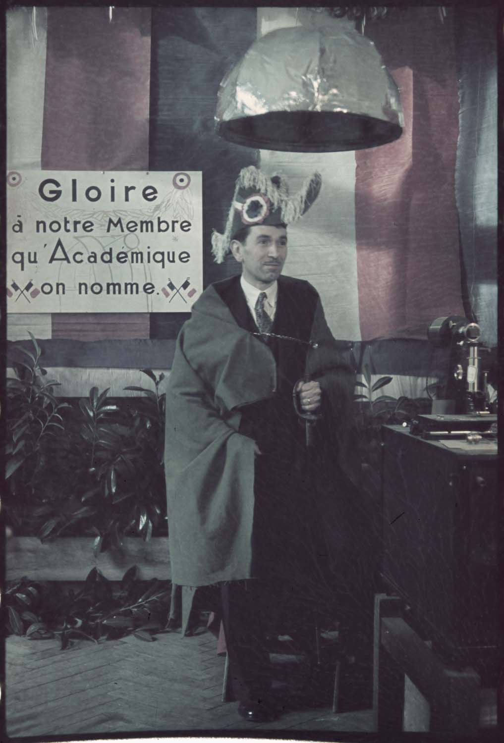 Célébration suite à l’élection à l’Académie des Sciences de Bernard Lyot : Bernard Lyot en tenue d’académicien dans son laboratoire