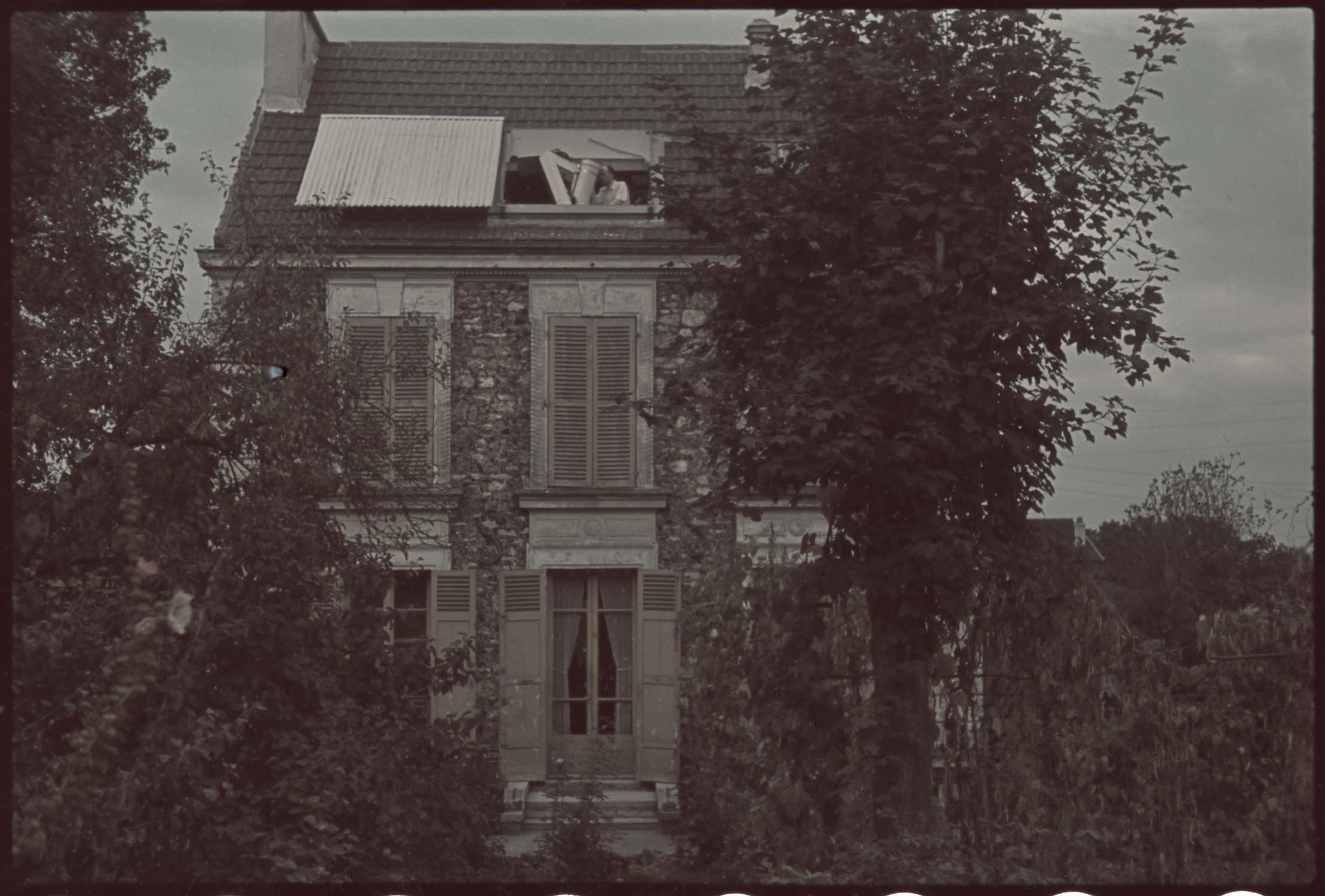 Villa de M. Saget, Julien Saget au télescope