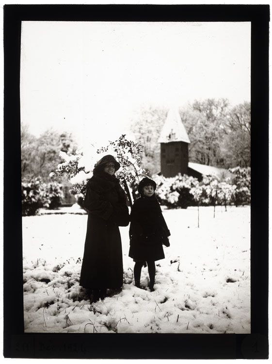 Marguerite et Jeannette Baldet dans les jardins enneigés