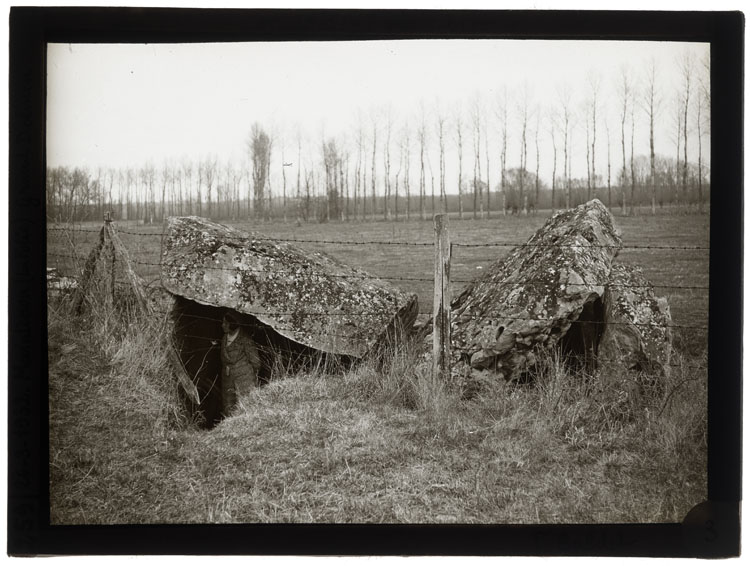 Dolmen du Berceau avec Jeannette Baldet à l’intérieur