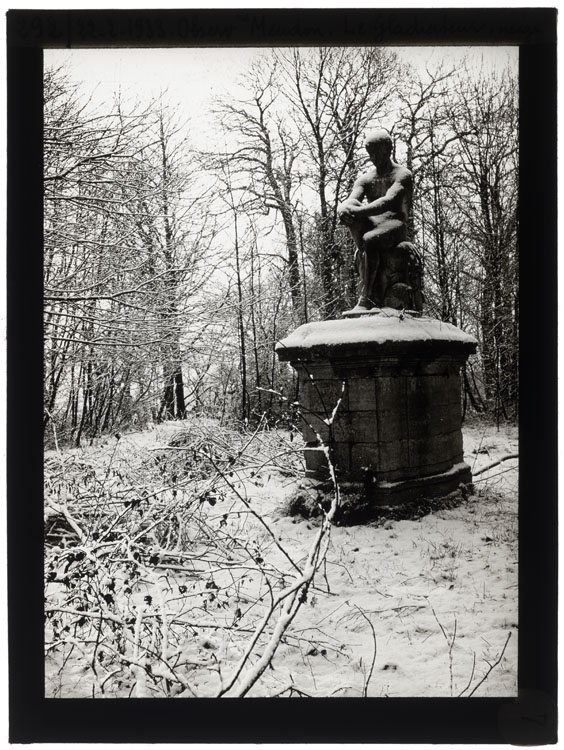 Statue dite du Gladiateur sous la neige