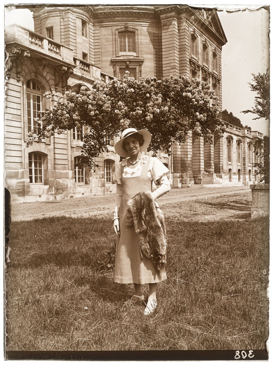 Marguerite Baldet sous le rosier