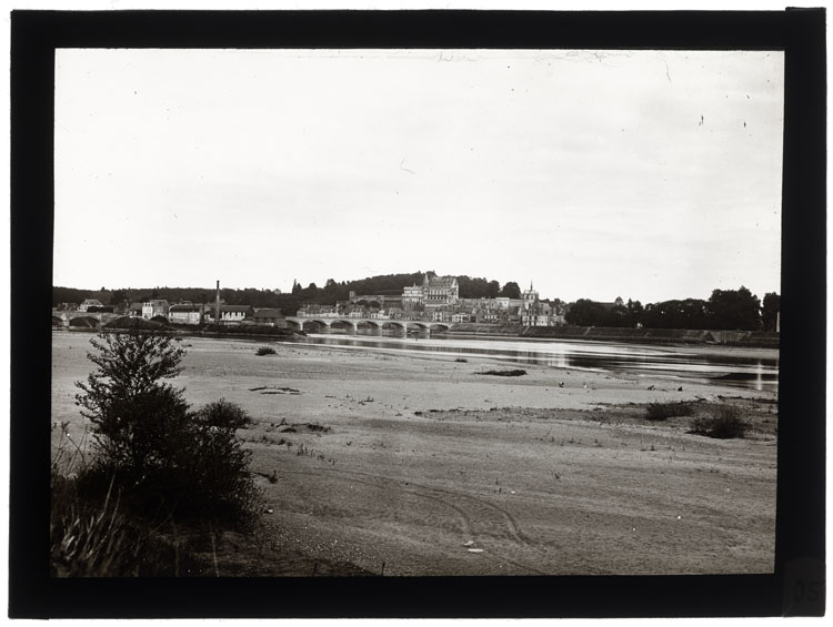 Château vu de la rive opposée de la Loire