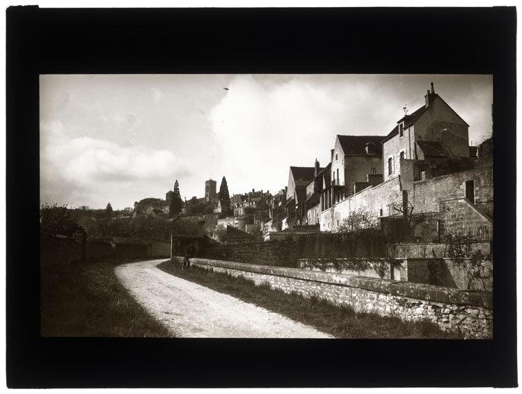 Chemin de ronde à l’est : abreuvoir et ville