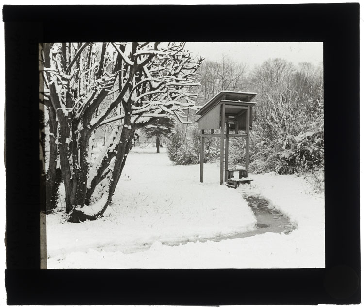 Abri météorologique de l’observatoire sous la neige