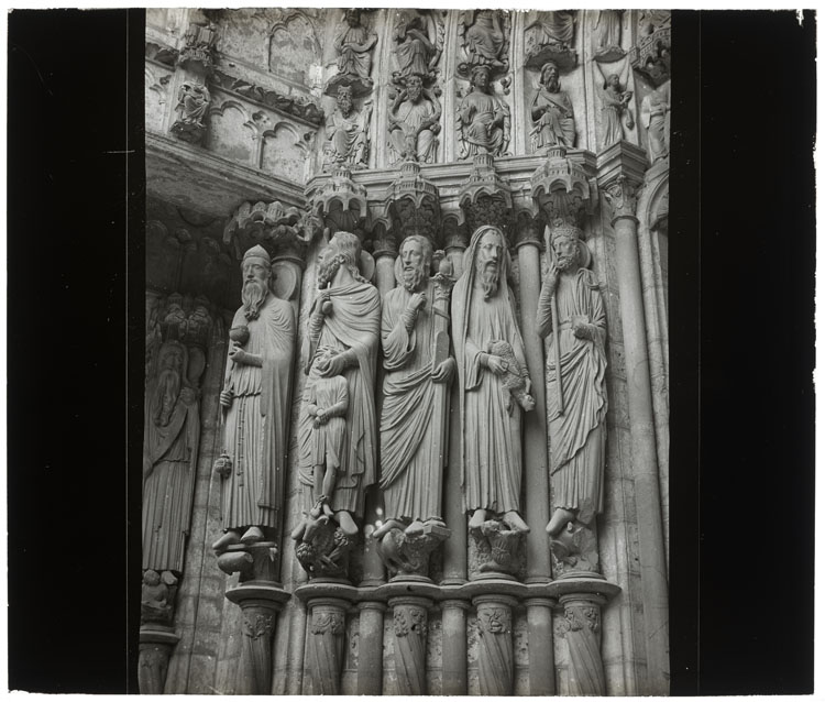 Portail nord : porche central, statues-colonnes, côté droit