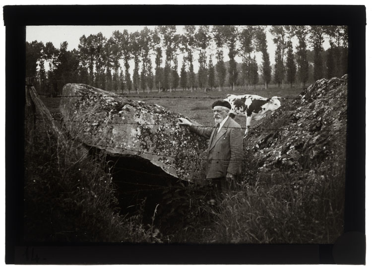 Paul Le Cour à côté du dolmen à table cassée