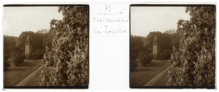 Chapelle et grand marronnier en fleurs