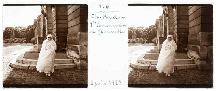 Première communion : Jeannette Baldet en tenue de communiante sur la terrasse de l’observatoire