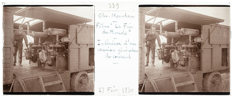 Tournage du film d’Abel Gance intitulé « La fin du monde » : intérieur d’un camion générateur de courant