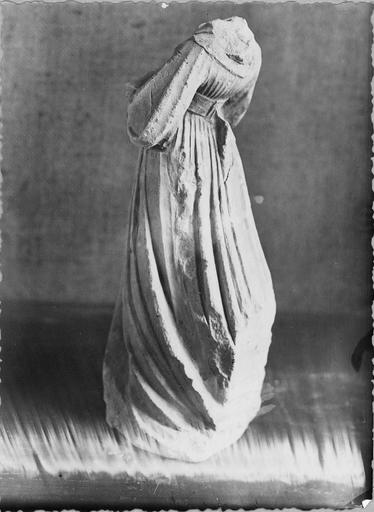 statuette acéphale, grès, 15e siècle, vue du revers - © Ministère de la Culture (France), Médiathèque du patrimoine et de la photographie (objets mobiliers), tous droits réservés
